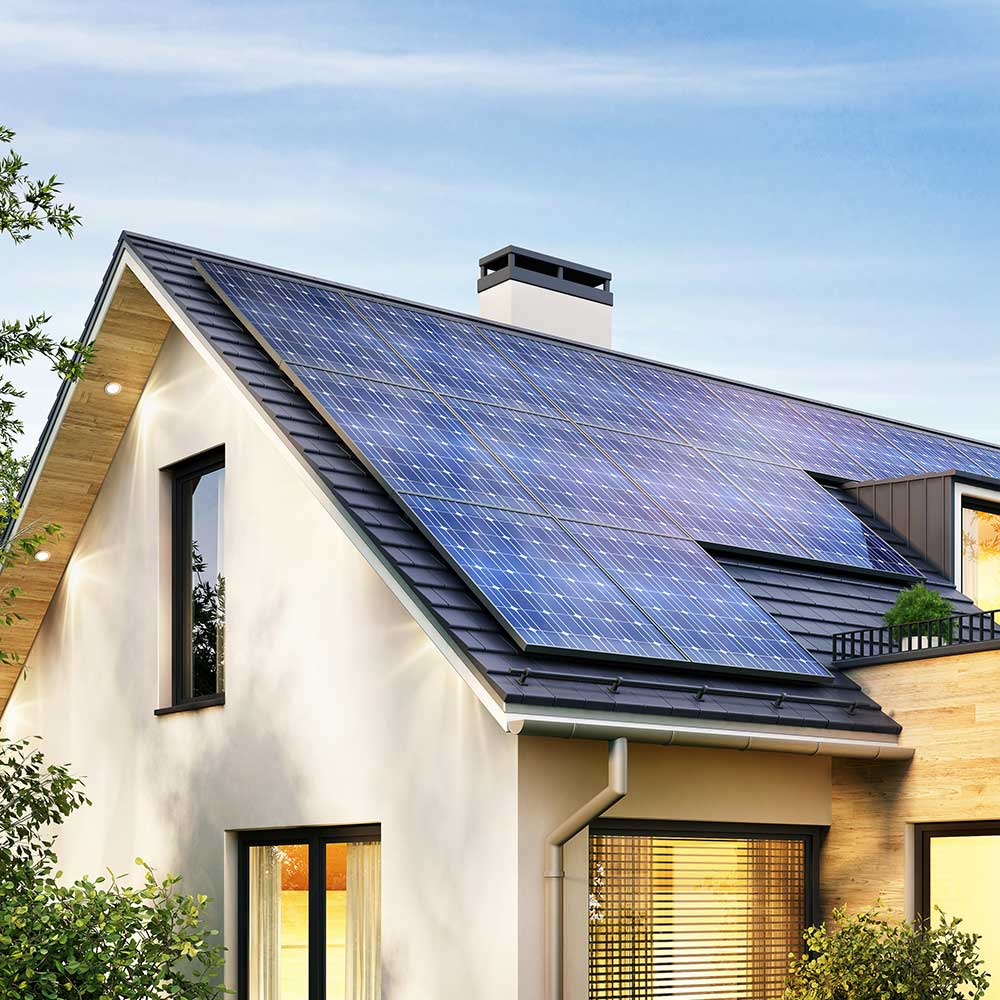Sonnenkollektoren auf dem Satteldach eines modernen Hauses